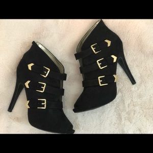 Guess black and gold booties heels